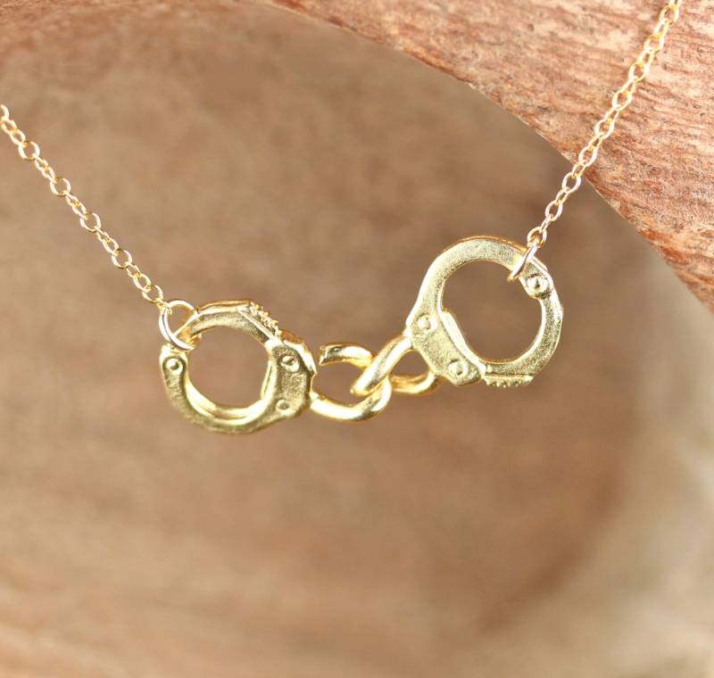 Handschellenkette, Partner Im Krimi, Beste Freunde Halskette, Verlobungskette, Ein Paar Goldfarbene Handschellen An Einer 14K Gold Filled Kette Handschellenkette, Partner Im Krimi, Beste Freunde Halskette, Verlobungskette, Ein Paar Goldfarbene Handschellen An Einer 14K Gold Filled Kette von BubuRuby