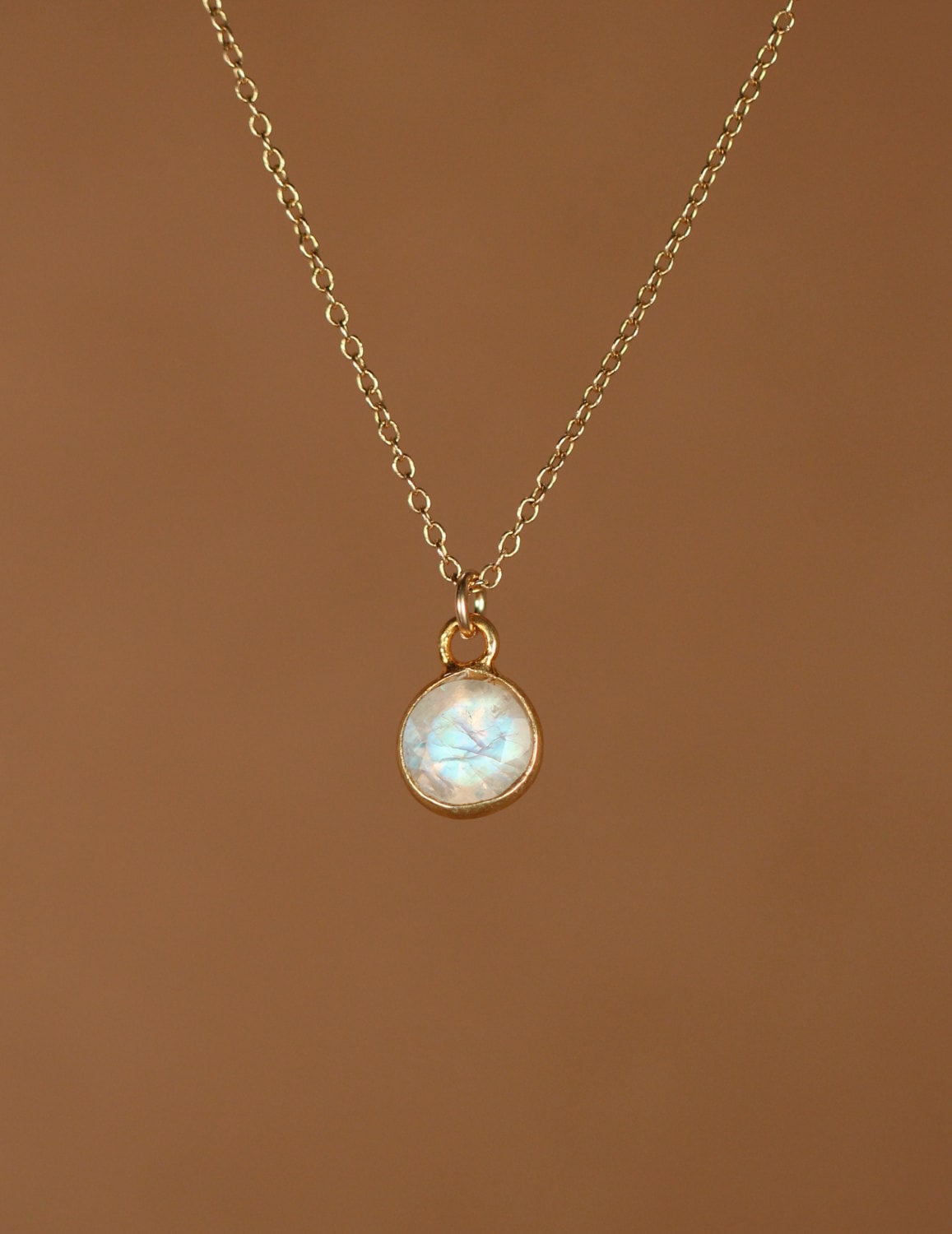 Mondstein Kette - Goldener Ein Kleiner An Einer 14K Gold Filled Mondstein Kette - Goldener Ein Kleiner An Einer 14K Gold Filled von BubuRuby