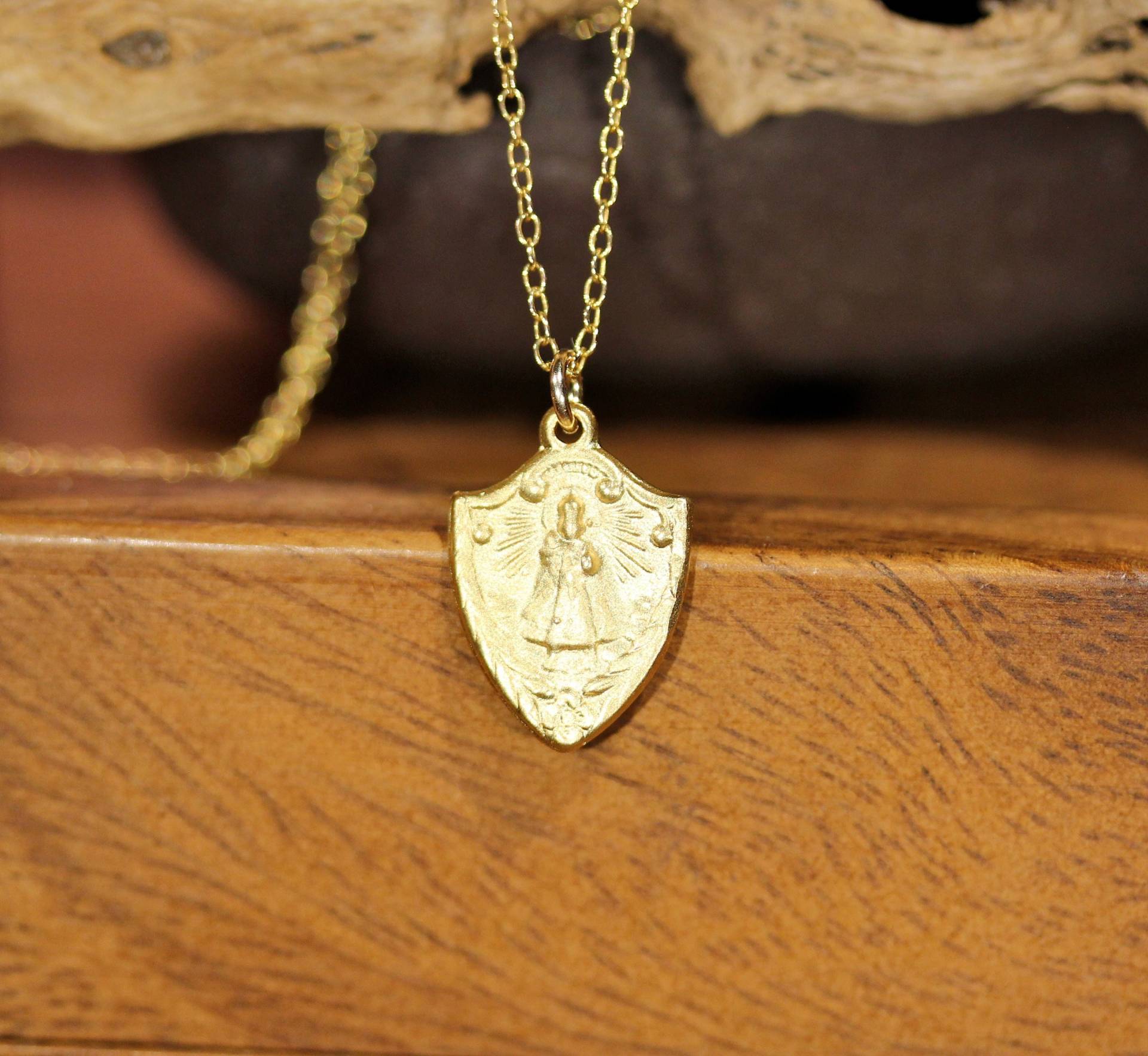 Säugling Von Prag Halskette, Religiöser Wappen Medaillon Anhänger, 14K Gold Filled Kette Säugling Von Prag Halskette, Religiöser Wappen Medaillon Anhänger, 14K Gold Filled Kette von BubuRuby