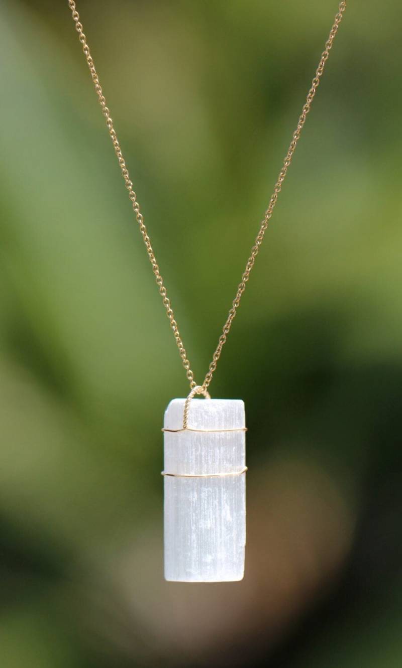 Selenit Halskette - Kristallhalskette Heilsteinkette, Ein Wunderschöner Mit Gold Draht Umwickelter Selenitstein An Einer 14K Gold Filled Kette von BubuRuby