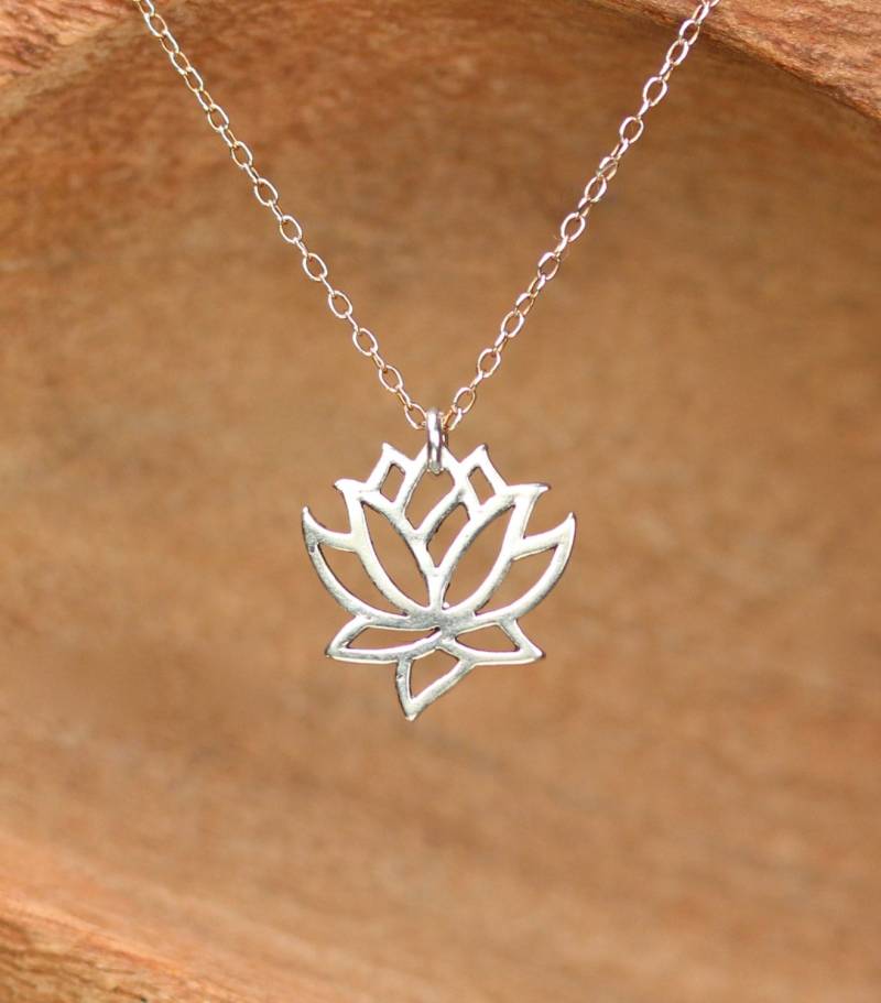 Silber Lotus Halskette - Gold Blume Yoga Blühende Eine Kleine Lotusblüte An Einer Sterling Kette Silber Lotus Halskette - Gold Blume Yoga Blühende Eine Kleine Lotusblüte An Einer Sterling Kette von BubuRuby