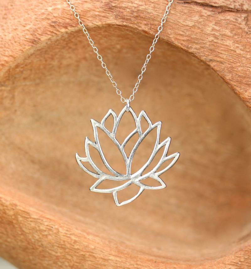 Silber Lotus Halskette - Sterling Schmuck Blühende Blume Eine Silberne Lotusblume An Einer Kette von BubuRuby
