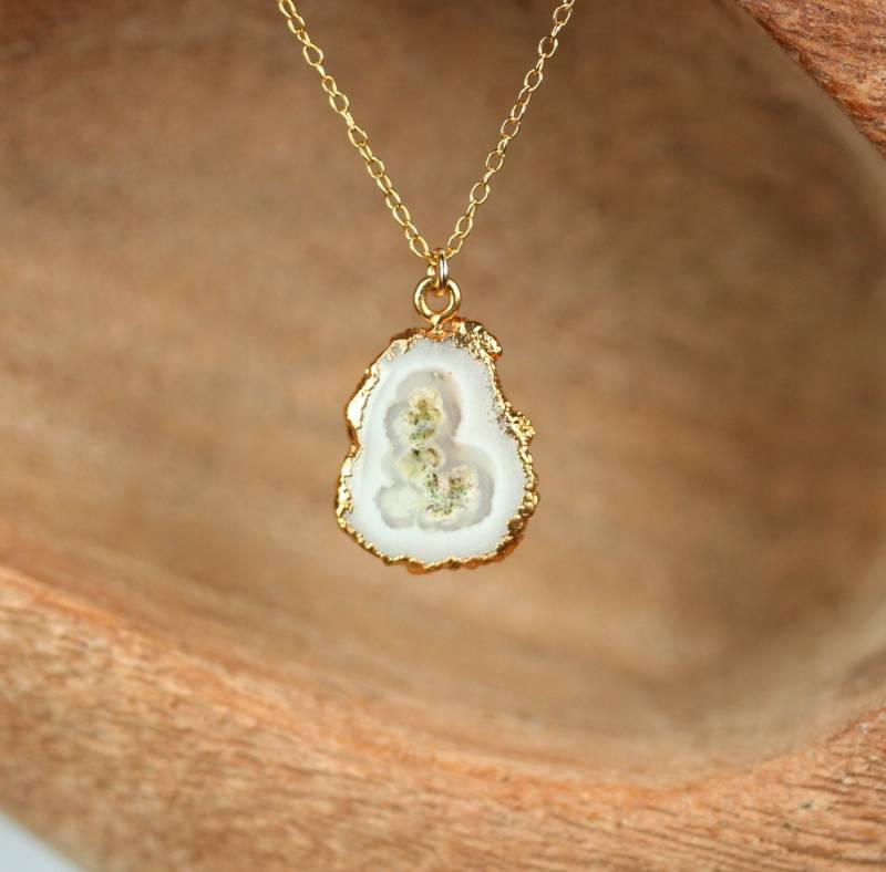 Solar Quarz Halskette - Stalaktit Geode Ein Goldfarbener Kristallauge An Einer 14K Filled Kette Solar Quarz Halskette - Stalaktit Geode Ein Goldfarbener Kristallauge An Einer 14K Filled Kette von BubuRuby