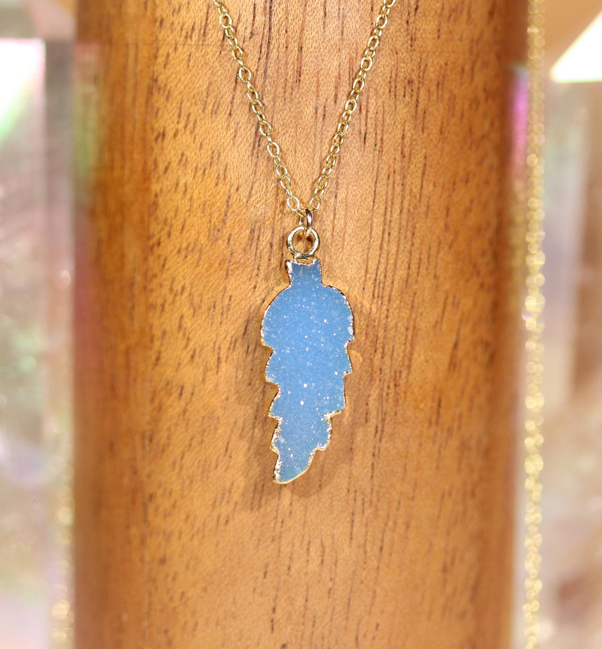 Sparkly Baby Blue Druzy Goldblatt Halskette, Kristall Farn Pflanze Anhänger An Einer 14K Gold Filled Kette von BubuRuby