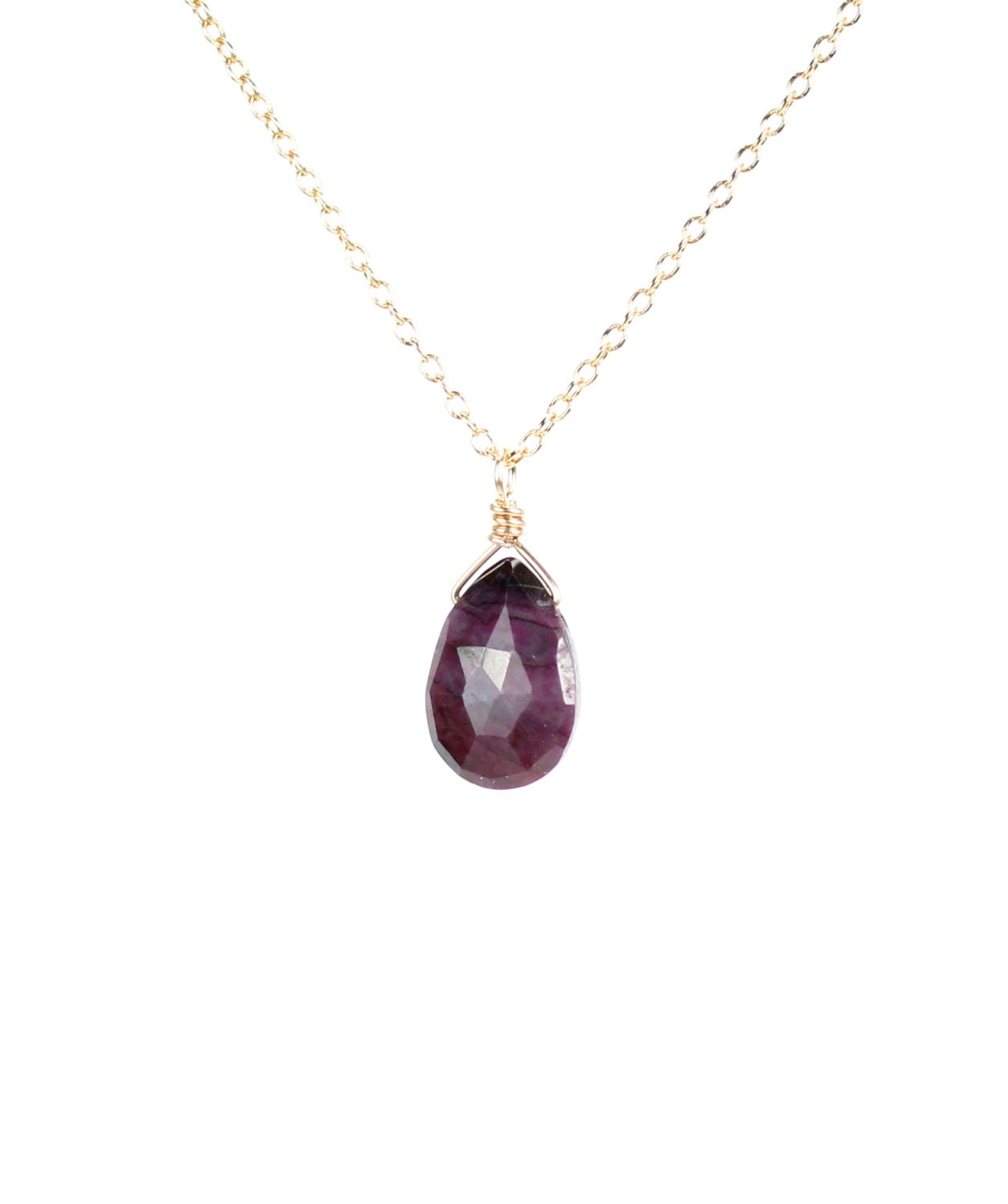 Sugilith Halskette - Lila Stein Kyanit Ein Tropfen Aus Draht Auf Eine 14K Gold Filled Kette Gewickelt Sugilith Halskette - Lila Stein Kyanit Ein Tropfen Aus Draht Auf Eine 14K Gold Filled Kette Gewickelt von BubuRuby