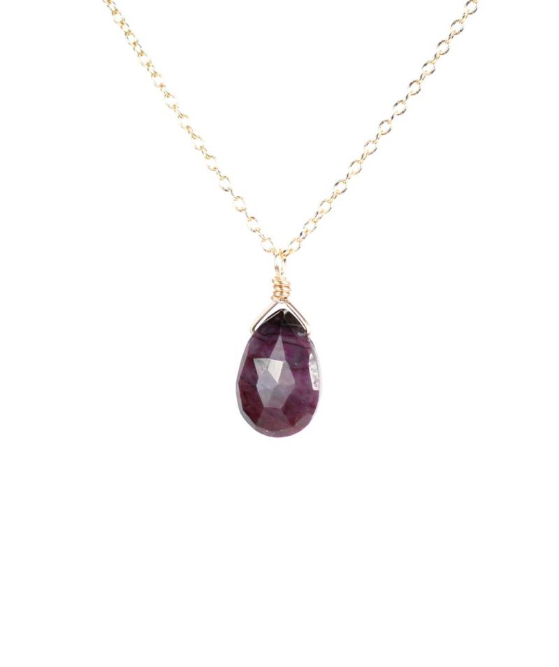 Sugilith Halskette - Lila Stein Kyanit Ein Tropfen Aus Draht Auf Eine 14K Gold Filled Kette Gewickelt Sugilith Halskette - Lila Stein Kyanit Ein Tropfen Aus Draht Auf Eine 14K Gold Filled Kette Gewickelt von BubuRuby