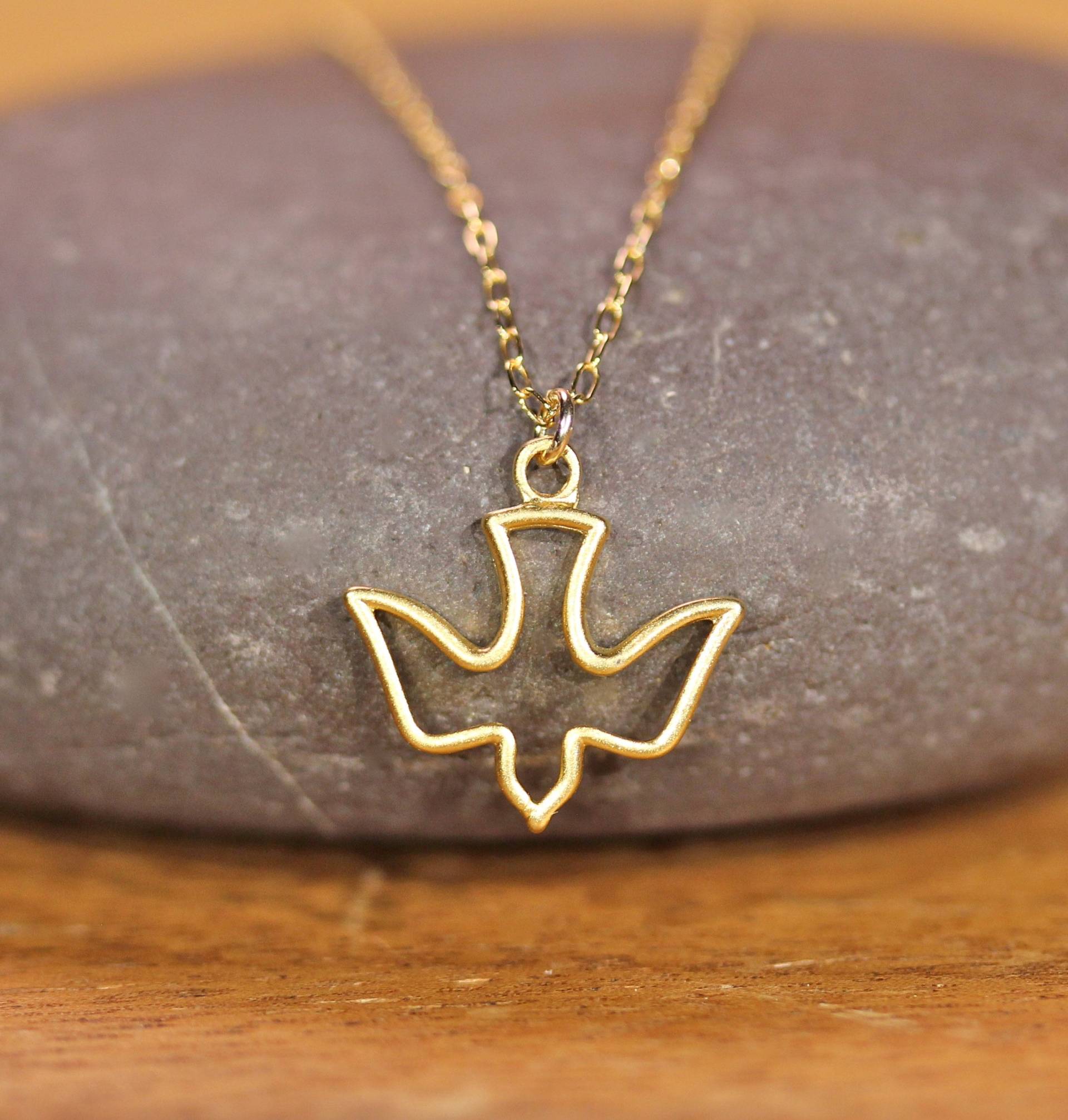 Taube Halskette Zierlicher Flugvogel Anhänger, Gedenkstätte, 14K Gold Filled Kette von BubuRuby