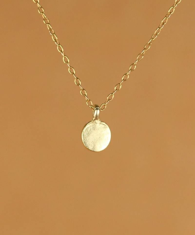 Winzige Goldene Punkt Halskette - Alltags Zierliche Kreis Ein Kleines Goldenes Plättchen An Einer 14K Gold Vermeil Kette von BubuRuby