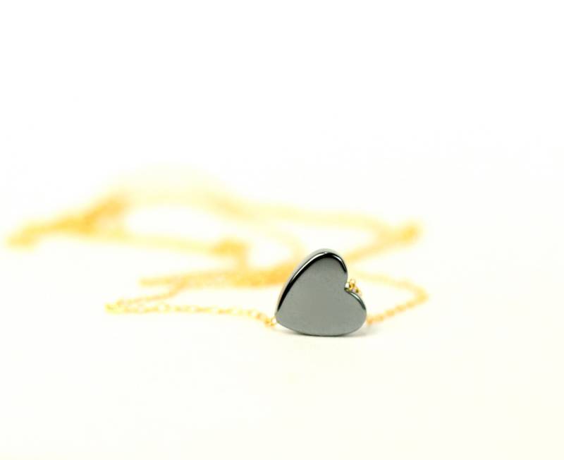 Winziges Hämatit Herz Anhänger Horizontaler Love Anhänger An Einer 14K Gold Filled Oder Sterling Silber Kette Winziges Hämatit Herz Anhänger Horizontaler Love Anhänger An Einer 14K Gold Filled Oder Sterling Silber Kette von BubuRuby