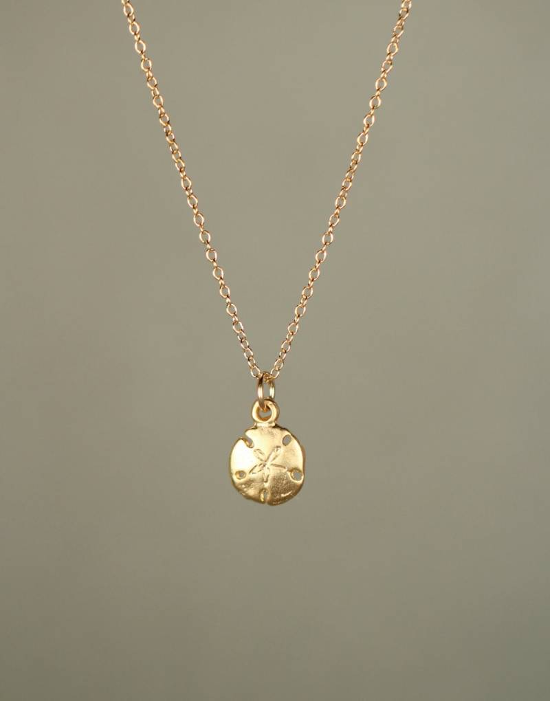 Zarte Halskette - Ein Winziger 14K Gold Vermeil Sanddollar Hängt An Einer Gold Filled Kette von BubuRuby