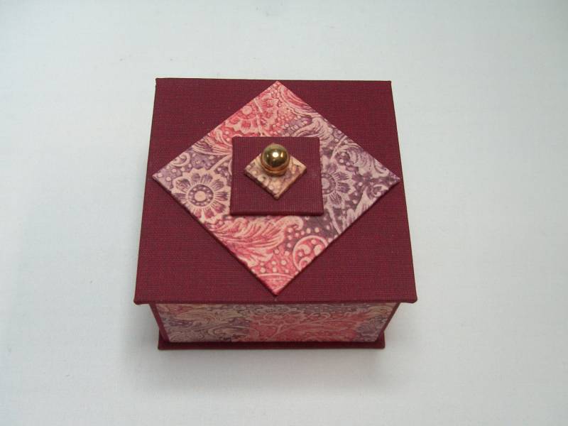 Kleine Box Mit Dekorativem Deckel von BuchHandWerk