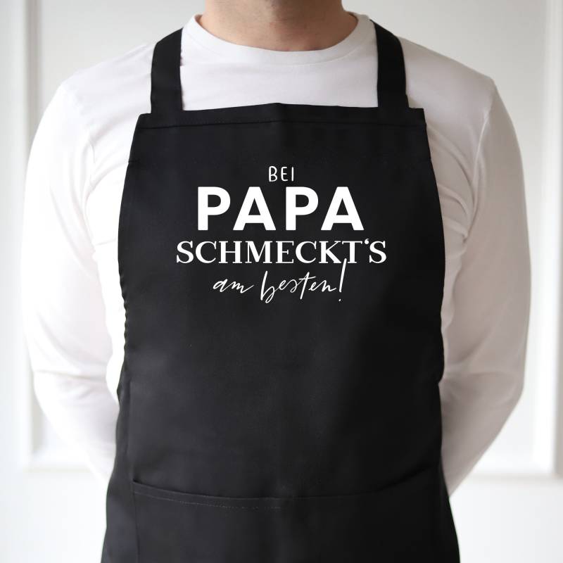 Küchenschürze Schwarz Bei Papa | Kochschürze Geschenk Vatertag Für Grillschürze von Buchstabenkult