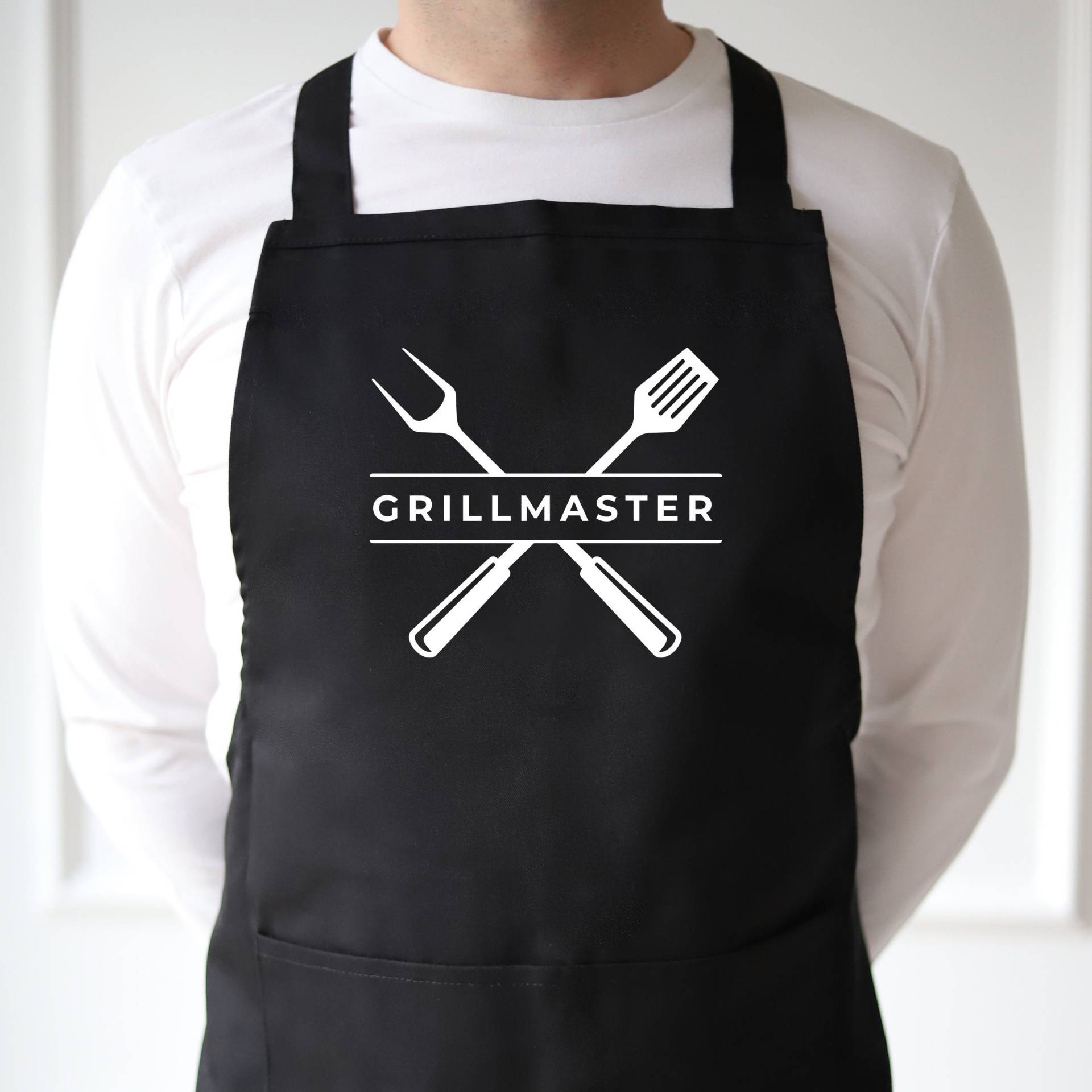 Küchenschürze Schwarz Grillmaster | Kochschürze Geschenk Vatertag Für Papa Grillschürze von Buchstabenkult