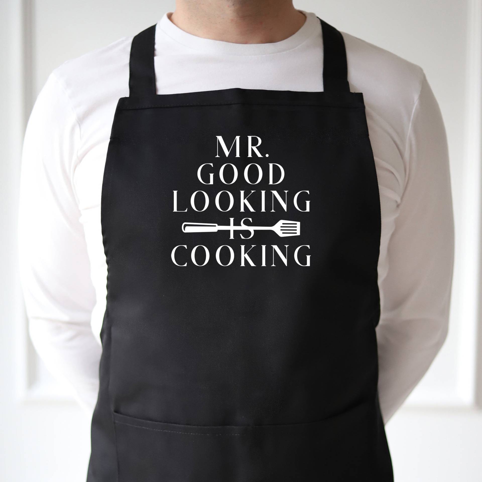 Küchenschürze Schwarz Mr. Good Looking | Kochschürze Geschenk Vatertag Für Papa Grillschürze von Buchstabenkult