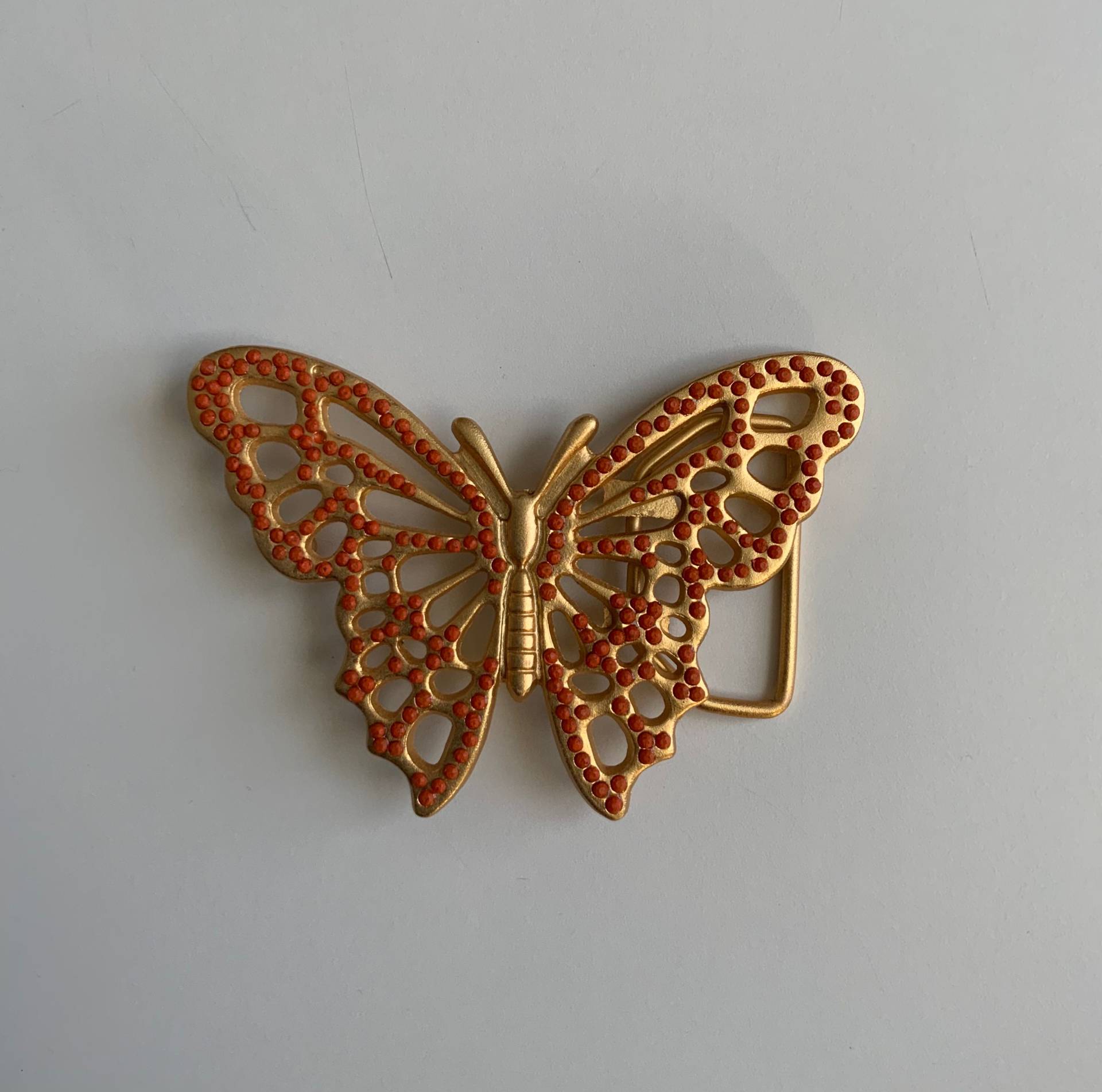 Schmetterling Ausschnitt Gürtelschnalle Matt Gold Plating Mit Hand Platziert Korallenperlen Seltene Einzigartige Vintage von BuckleBazaar