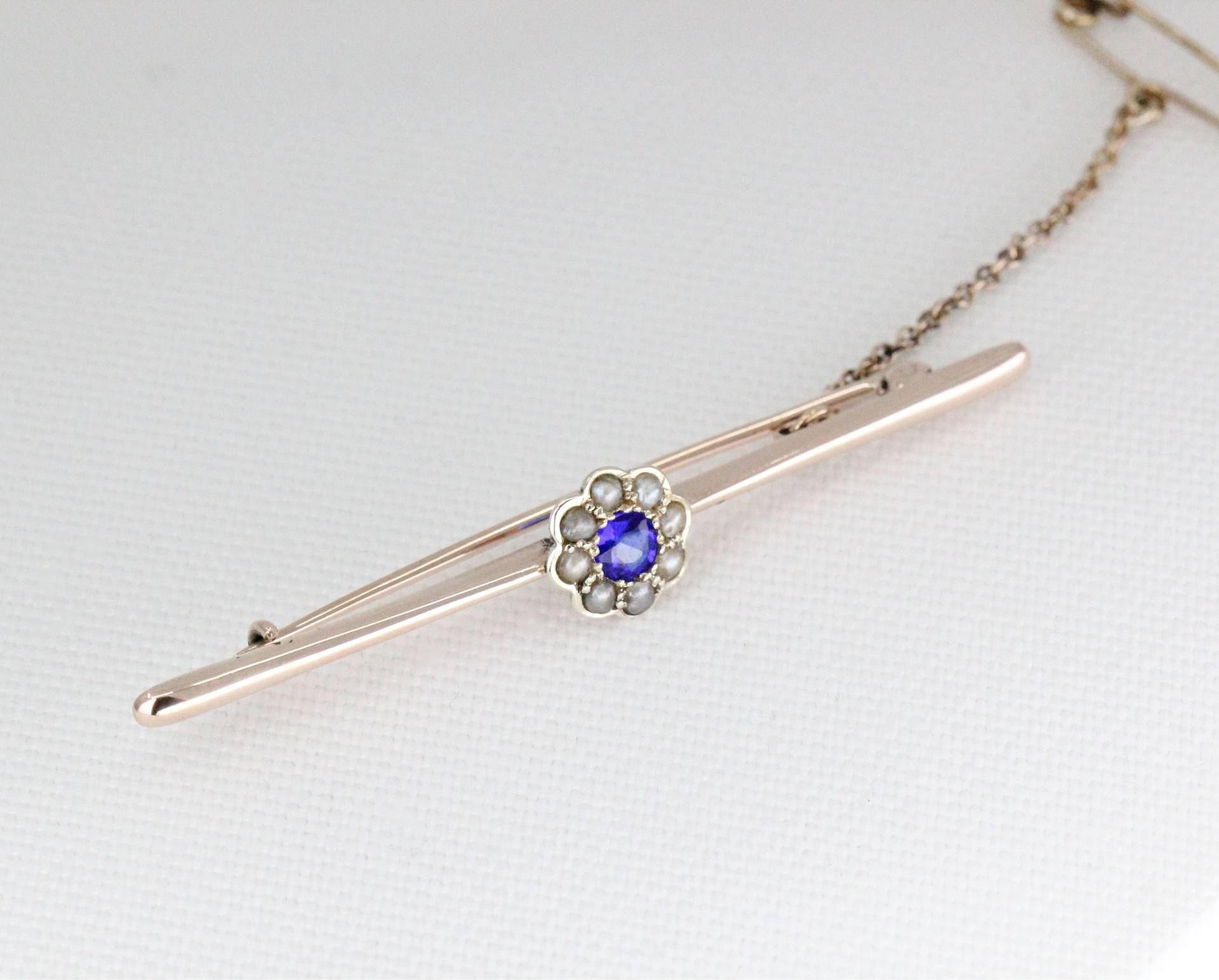 Anfang Des 20.jahrhunderts 9 Karat Gelbgold Daisy Bar Brosche Set Mit Blauer Paste Und Saatperlen - Circa 1900 Anfang Des 20.jahrhunderts 9 Karat Gelbgold Daisy Bar Brosche Set Mit Blauer Paste Und Saatperlen - Circa 1900 von BuckleburysAntiques