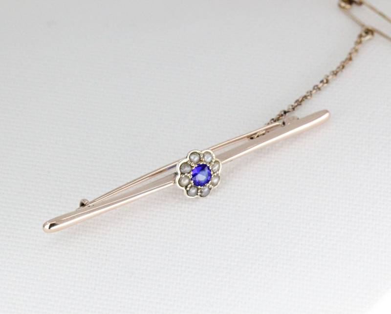 Anfang Des 20.jahrhunderts 9 Karat Gelbgold Daisy Bar Brosche Set Mit Blauer Paste Und Saatperlen - Circa 1900 von BuckleburysAntiques