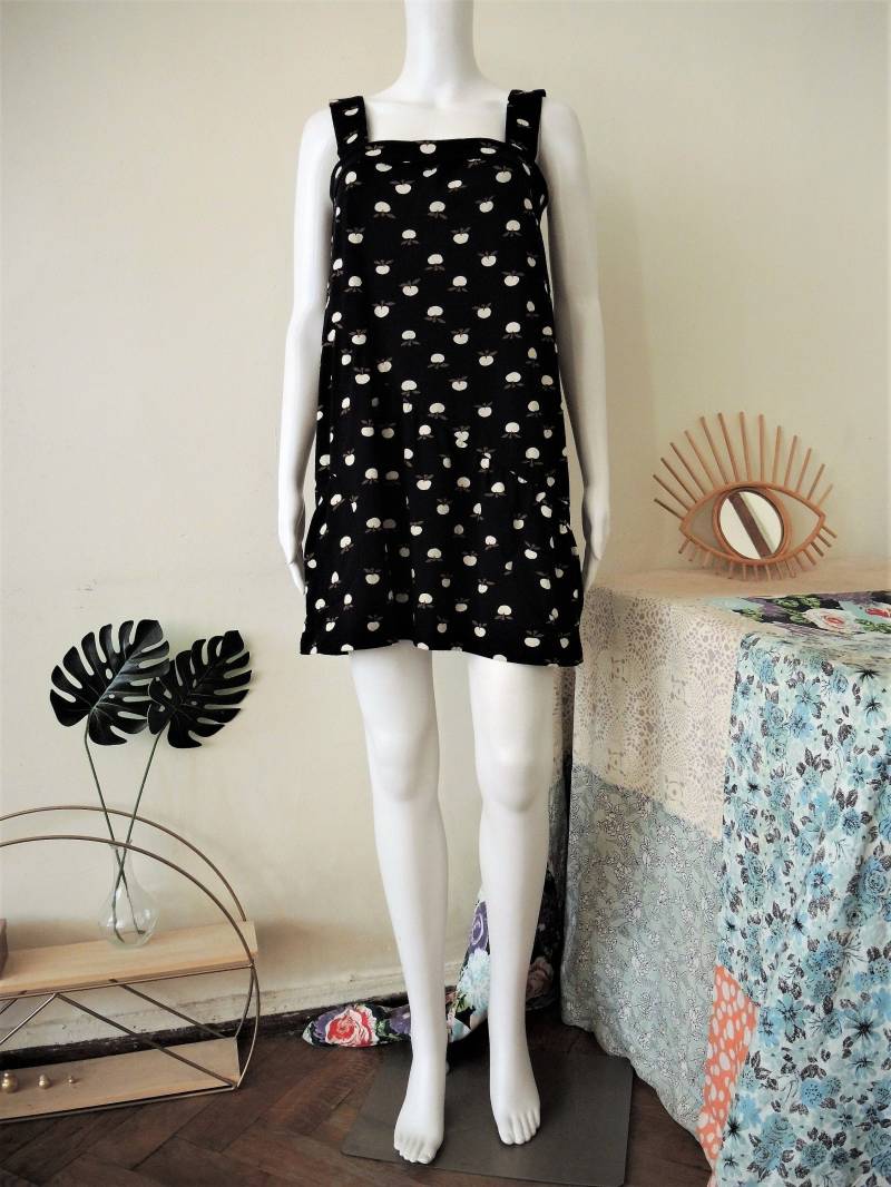 Vintage Marimekko Mika Piirainen Sommer Trägerkleid Sommerkleid Mit Apfel Print Und Taschen 1990Er 90Er Jahre von BucoliqueVintage