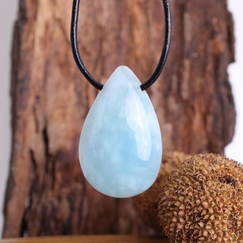 Blauer Aquamarin Cabochon Anhänger Kettenanhänger Hals Schmuck Echter Edelstein Mit Lederband - Einzelstück von Budawi