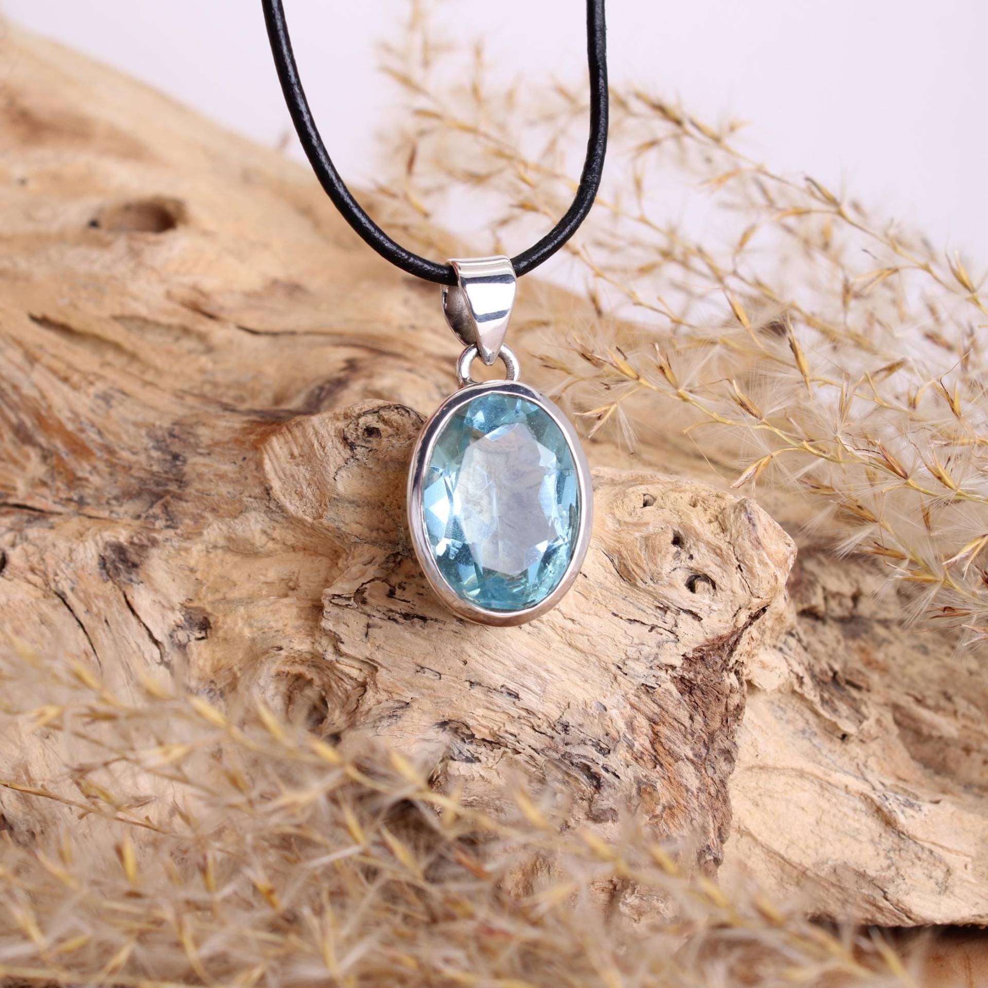 Blautopas Blauer Topas Ketten Anhänger Facettiert Hals Schmuck 925 Sterling Silber Echter Edelstein Mit Lederband - Einzelstück Blautopas Blauer Topas Ketten Anhänger Facettiert Hals Schmuck 925 Sterling Silber Echter Edelstein Mit Lederband - Einzelstück von Budawi