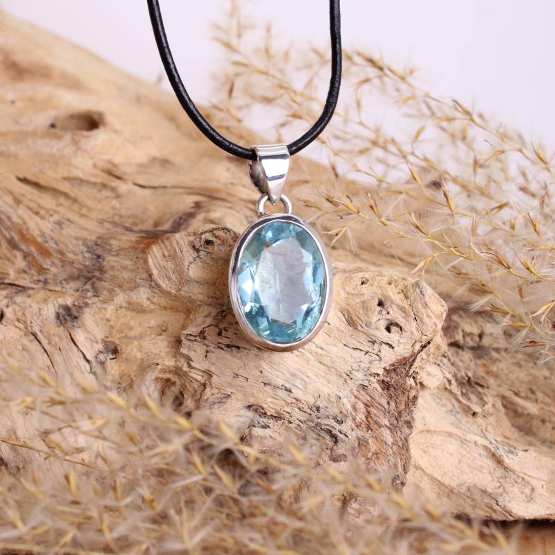 Blautopas Blauer Topas Ketten Anhänger Facettiert Hals Schmuck 925 Sterling Silber Echter Edelstein Mit Lederband - Einzelstück Blautopas Blauer Topas Ketten Anhänger Facettiert Hals Schmuck 925 Sterling Silber Echter Edelstein Mit Lederband - Einzelstück von Budawi