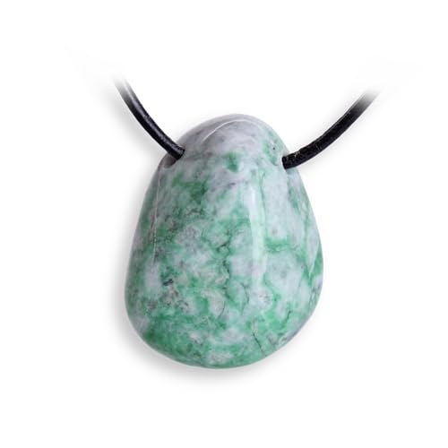 Budawi® Burma Jade Trommelstein Anhänger gebohrt – Naturstein Schmuck Unikat mit schwarzem Lederband 1m kürzbar – Edelstein Kette Damen Herren Accessoire in eleganter Geschenkschachtel von Budawi