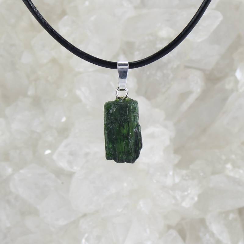 Chromdiopsid Rohstein Rohstück Kristall Anhänger Kettenanhänger Hals Schmuck 925 Silber Öse Echter Edelstein Mit Lederband - Einzelstück Chromdiopsid Rohstein Rohstück Kristall Anhänger Kettenanhänger Hals Schmuck 925 Silber Öse Echter Edelstein Mit Lederband - Einzelstück von Budawi