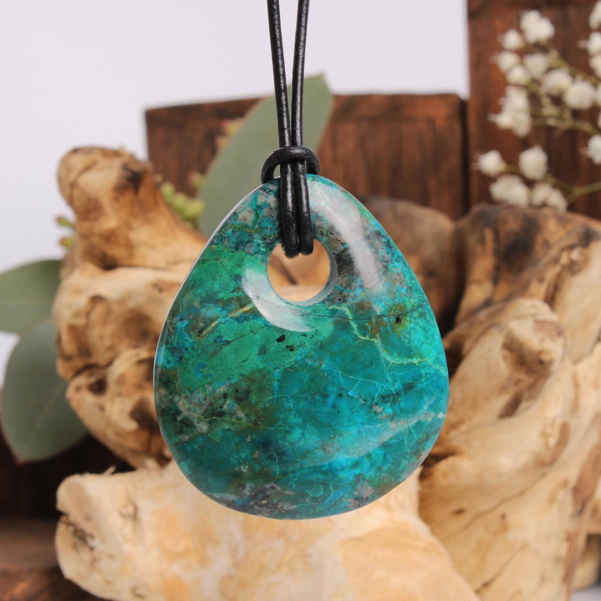 Chrysokoll Tropfen-Anhänger - Beidseitig Tragbar | Große 8 Mm Frontbohrung 44 × 37 Inkl. Lederband & Geschenkschachtel von Budawi
