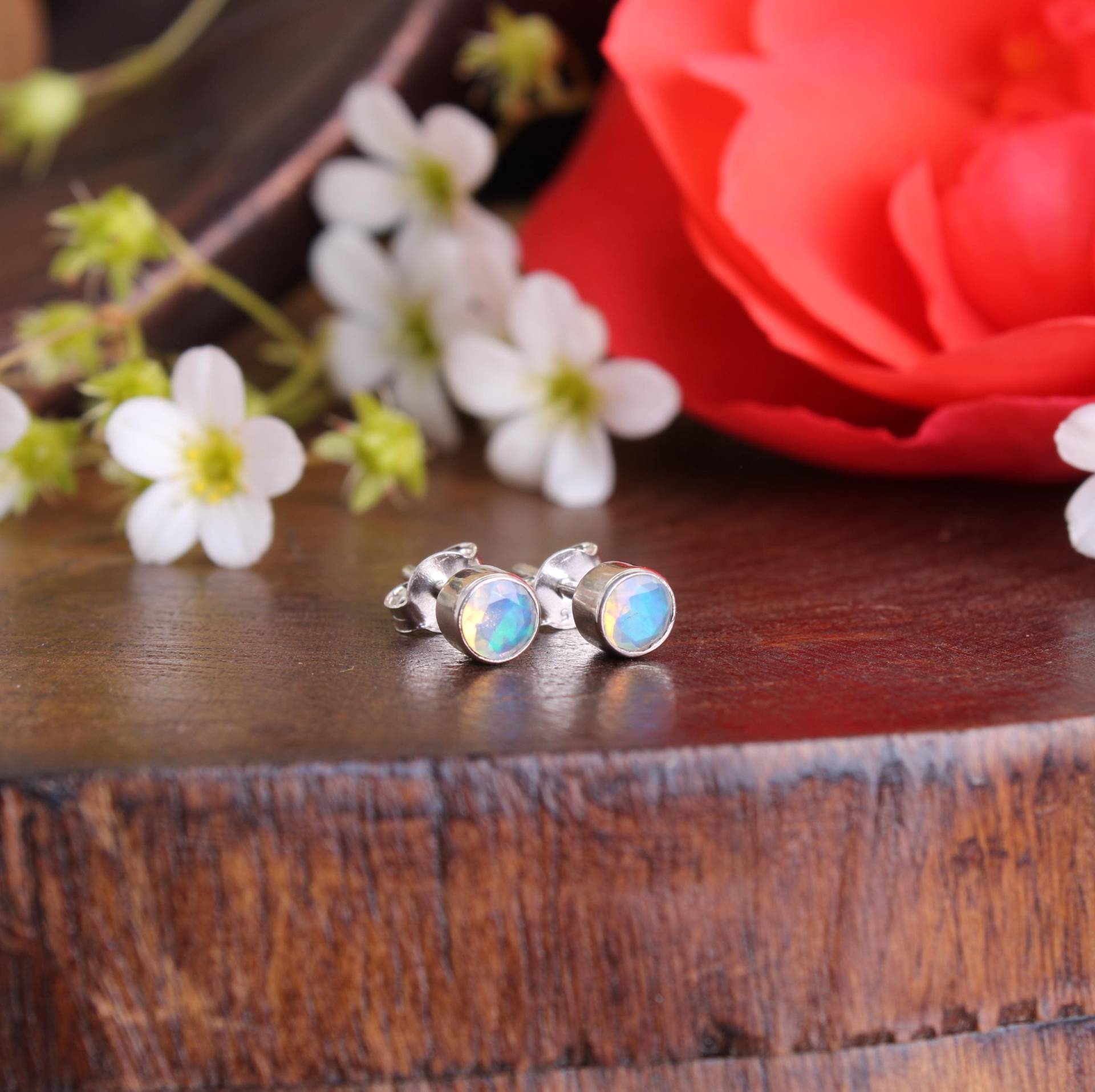 Echter Edelopal Ohrstecker Facettiert - 5 Mm Rund 925 Sterling Silber Opal Ohrringe Damen Edelsteine Geschenkbox & Versand Inklusive von Budawi