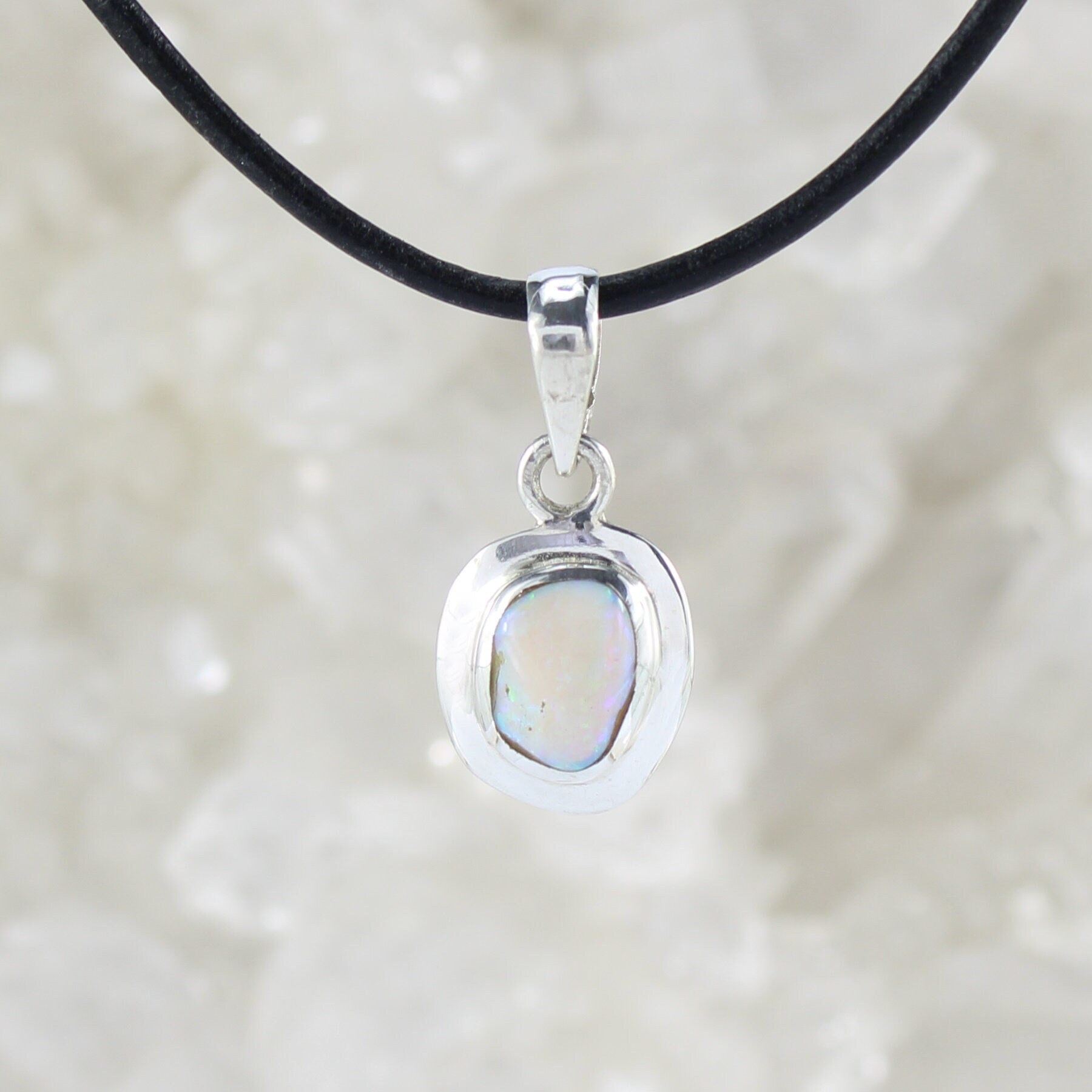 Edelopal Anhänger Kettenanhänger Hals Schmuck 925 Sterling Silber Echter Edelstein in Schöner Qualität Mit Lederband - Einzelstück Edelopal Anhänger Kettenanhänger Hals Schmuck 925 Sterling Silber Echter Edelstein in Schöner Qualität Mit Lederband - Einzelstück von Budawi
