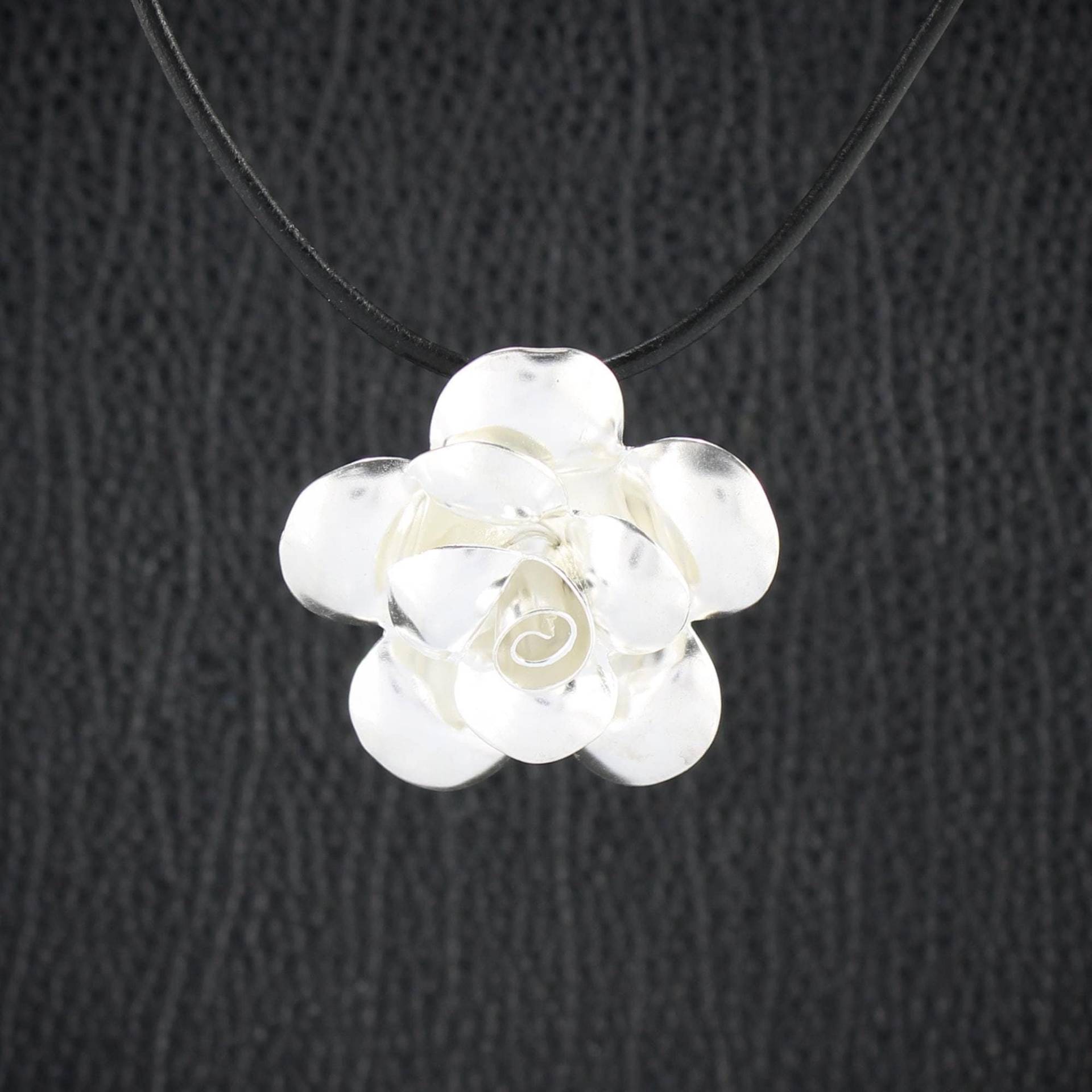 Eleganter Rosenblüten Anhänger Kettenanhänger Aus 925Er Sterling Silber - Symbol Für Liebe Und Zeitlose Schönheit Eleganter Rosenblüten Anhänger Kettenanhänger Aus 925Er Sterling Silber - Symbol Für Liebe Und Zeitlose Schönheit von Budawi