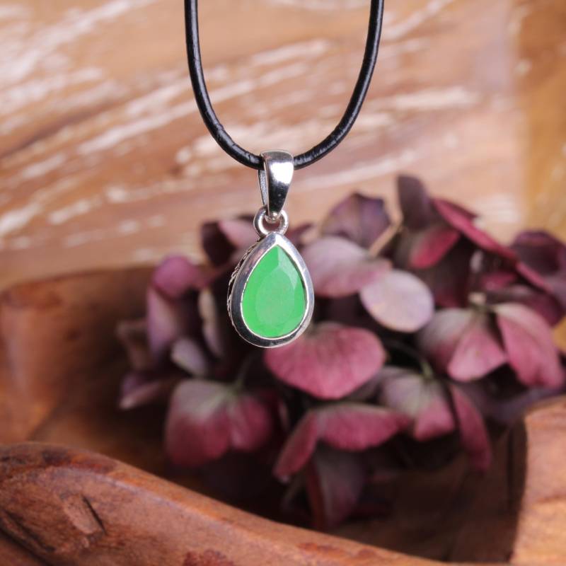 Grüner Jade Anhänger 925 Silber - Facettierter Edelstein Tropfen Mit Muster & Lederband, Handgefertigter Schmuck Geschenkidee von Budawi