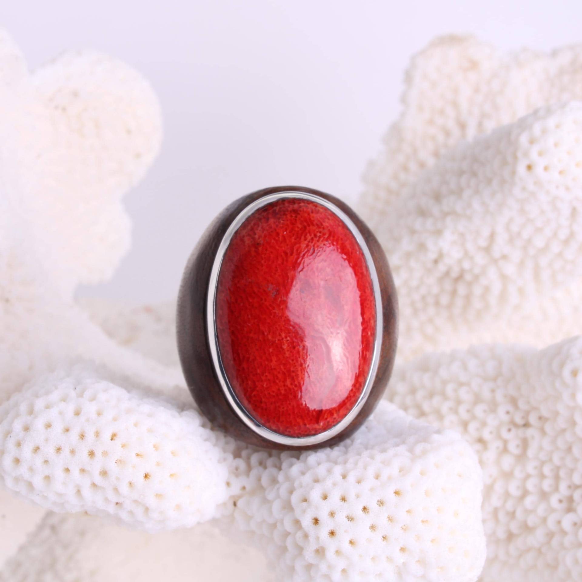 Handgemachter Holzring Mit Roter Schaumkoralle Cabochon in 925Er Silberfassung | Ringgröße 53 Naturmaterial Schmuck Unikat Handgemachter Holzring Mit Roter Schaumkoralle Cabochon in 925Er Silberfassung | Ringgröße 53 Naturmaterial Schmuck Unikat von Budawi
