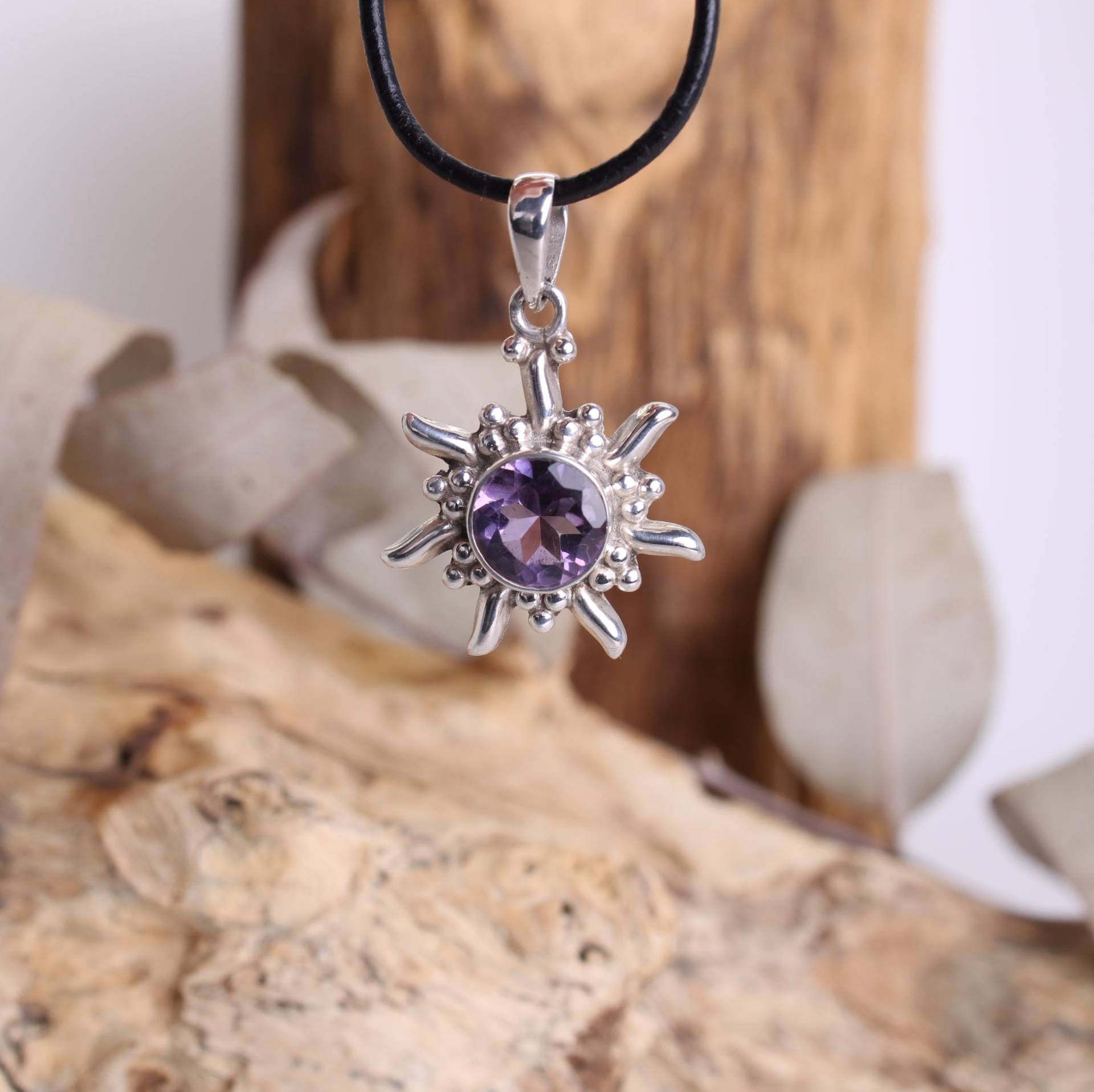 Kleiner Facettierter Amethyst Sonne Ketten Anhänger Hals Schmuck 925 Sterling Silber Echter Edelstein Mit Lederband Kleiner Facettierter Amethyst Sonne Ketten Anhänger Hals Schmuck 925 Sterling Silber Echter Edelstein Mit Lederband von Budawi