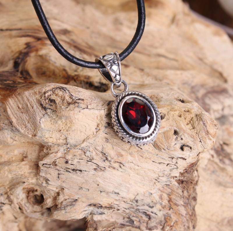 Kleiner Facettierter Granat Anhänger Kettenanhänger Hals Schmuck Fassung 925 Sterling Silber Echter Edelstein Mit Lederband - Einzelstück Kleiner Facettierter Granat Anhänger Kettenanhänger Hals Schmuck Fassung 925 Sterling Silber Echter Edelstein Mit Lederband - Einzelstück von Budawi