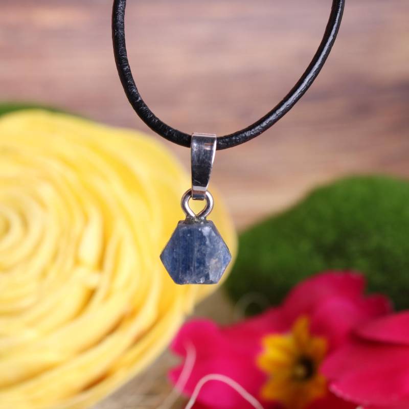 Kleiner Saphir Kristall Rohstein Rohstück Anhänger Ketten Hals Schmuck 925 Silber Öse Echter Edelstein Mit Lederband - Einzelstück Kleiner Saphir Kristall Rohstein Rohstück Anhänger Ketten Hals Schmuck 925 Silber Öse Echter Edelstein Mit Lederband - Einzelstück von Budawi