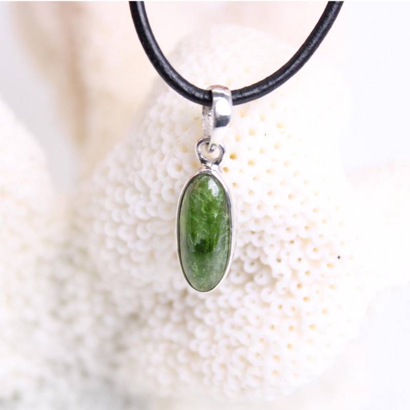 Kleiner Zarter Chromdiopsid Anhänger Kettenanhänger Hals Schmuck 925 Sterling Silber Echter Edelstein Mit Lederband - Einzelstück von Budawi