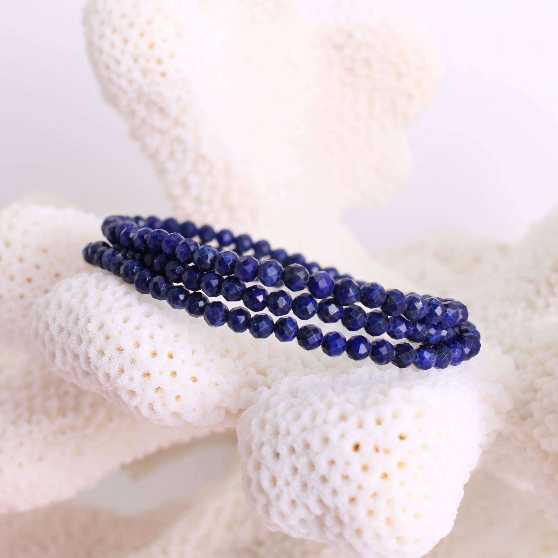 Lapislazuli Perlenkette Facettiert 3 Mm Edelstein 45 cm Länge 925 Silber Karabiner Zarter Schmuck Geschenkbox Lapislazuli Perlenkette Facettiert 3 Mm Edelstein 45 cm Länge 925 Silber Karabiner Zarter Schmuck Geschenkbox von Budawi