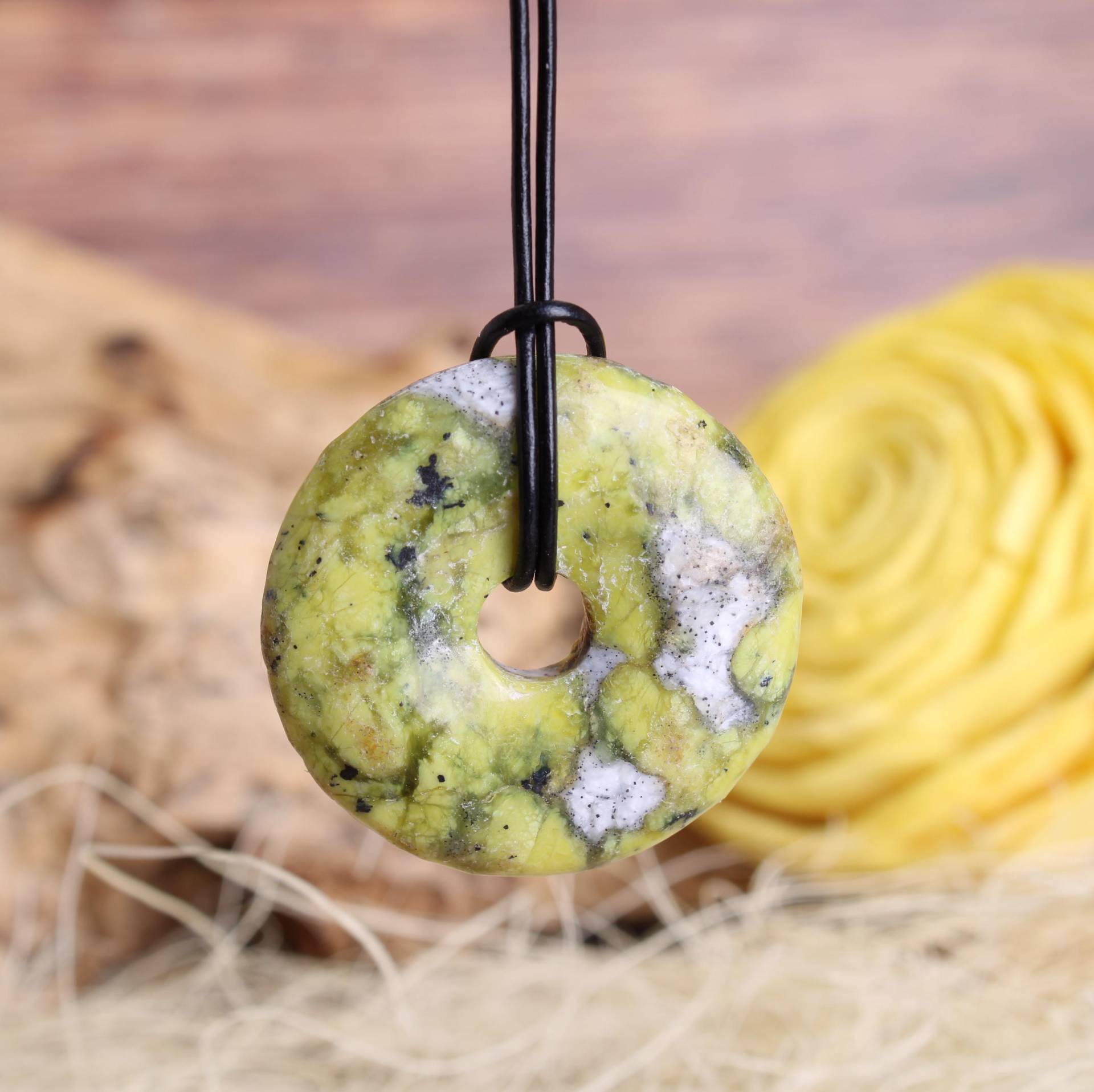 Lizardit Donut Anhänger 30 Oder 40 Mm Kettenanhänger Hals Schmuck Echter Edelstein Mit Lederband Lizardit Donut Anhänger 30 Oder 40 Mm Kettenanhänger Hals Schmuck Echter Edelstein Mit Lederband von Budawi