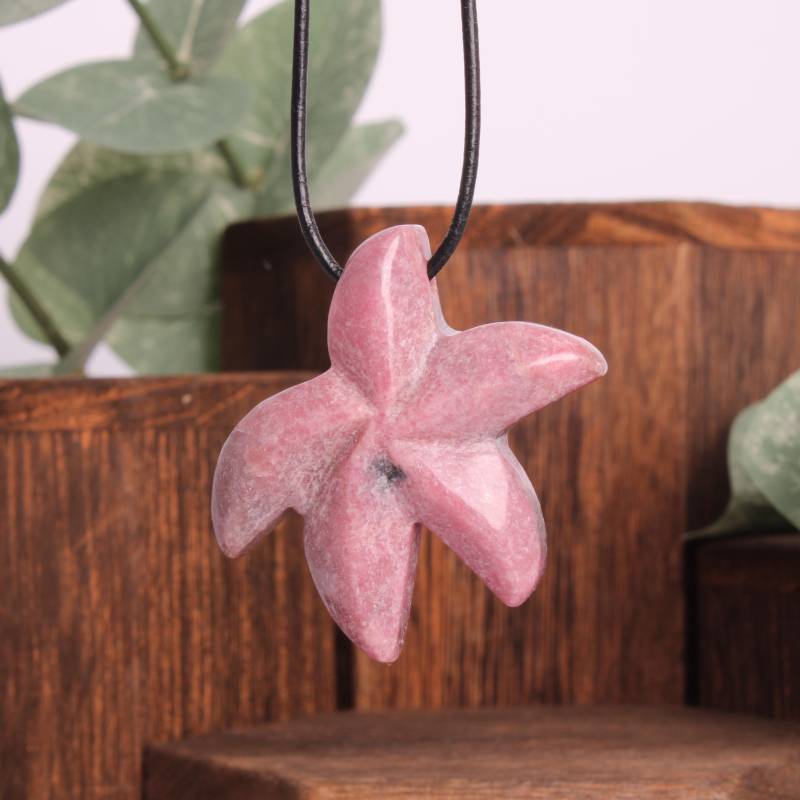 Rhodonit Seestern Anhänger - Ca. 40x38 Mm, Gebohrt, Mit Lederband & Organzasäckchen, Handgefertigter Naturstein Schmuck, Symbol Für Harmonie von Budawi
