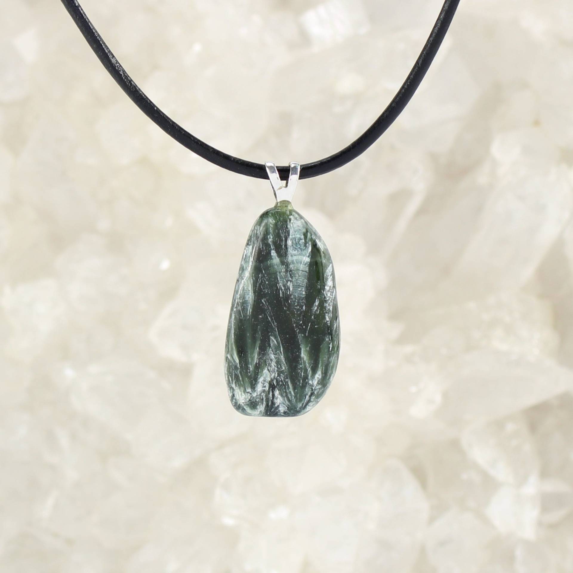 Seraphinit Trommelstein Anhänger Kettenanhänger Hals Schmuck 925Er Sterling Silber Öse Echter Edelstein Mit Lederband - Einzelstück Seraphinit Trommelstein Anhänger Kettenanhänger Hals Schmuck 925Er Sterling Silber Öse Echter Edelstein Mit Lederband - Einzelstück von Budawi