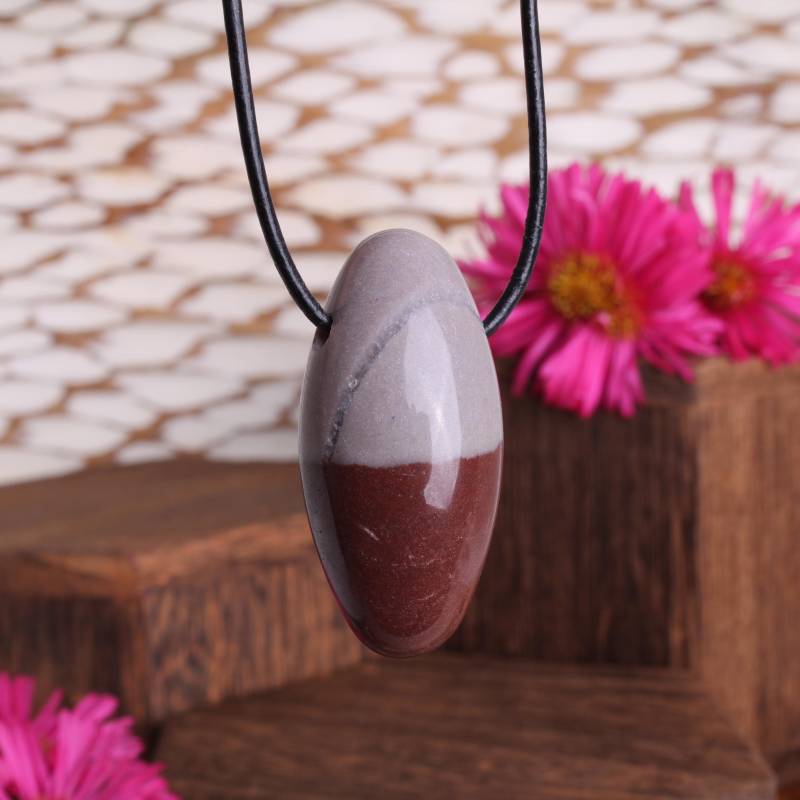 Shiva Lingam Anhänger - Symbol Für Lebensenergie & Shakti Natürlicher Stein Aus Indien, Mit Lederband Und Organzasäckchen von Budawi