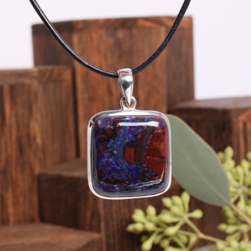 Sugilith Mit Richterit Anhänger - Eckiger Cabochon | 925Er Silber Gesamtlänge 3, 3 cm Inkl. Lederband & Geschenkschachtel von Budawi