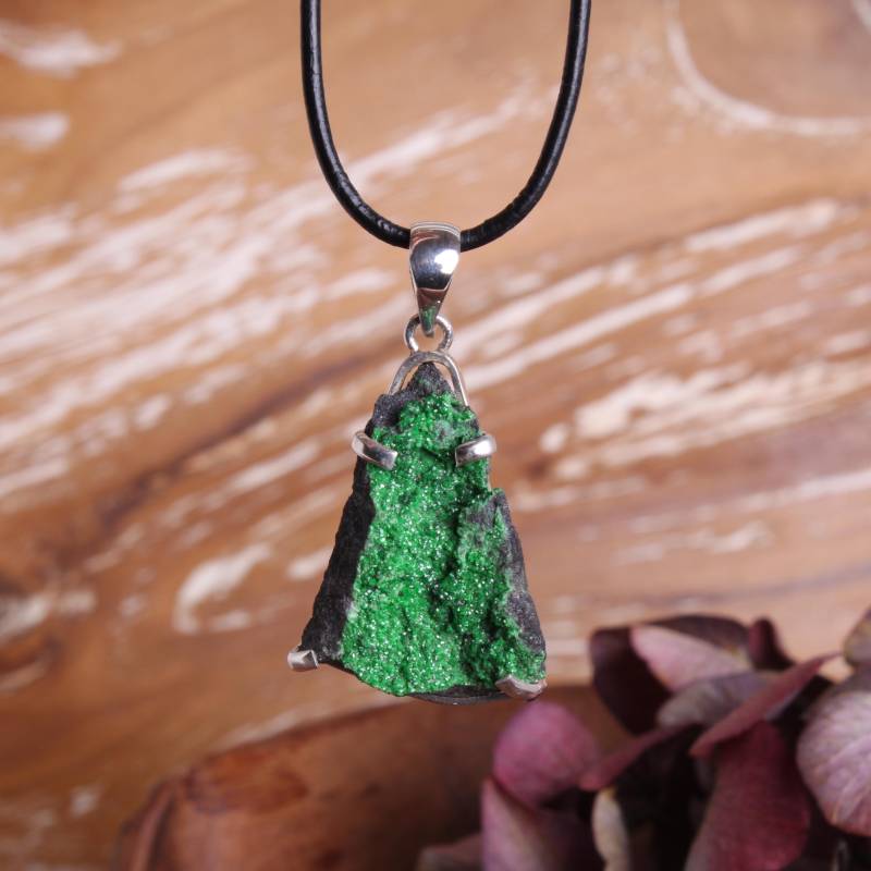 Uwarowit Rohstein Anhänger - 925Er Silber Krappenfassung Mit Lederband & Geschenkschachtel, Unikat Schmuck von Budawi