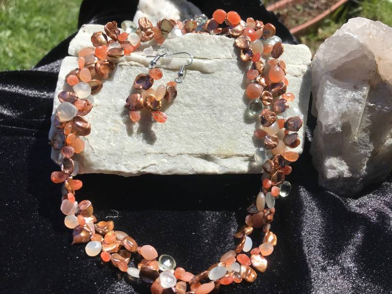 Keshi Pearls Moonstone Sunstone Prasiolite Variations Necklace & Earrings Set Keshi Pearls Moonstone Sunstone Prasiolite Variations Necklace & Earrings Set von BuddhasTreasure