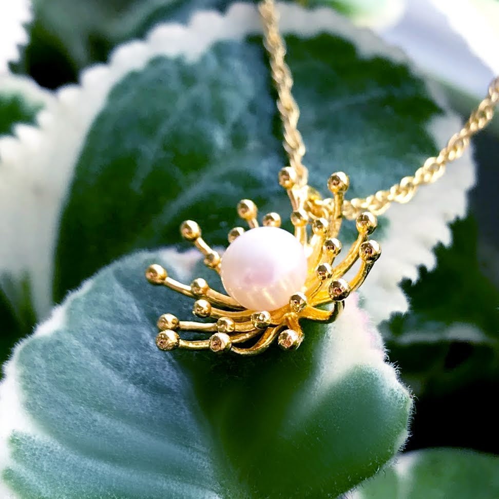 Mimosa Blumenanhänger, 18K Gold Vermeil Sterling Silber, Süsswasserperle von BuddingJewelry