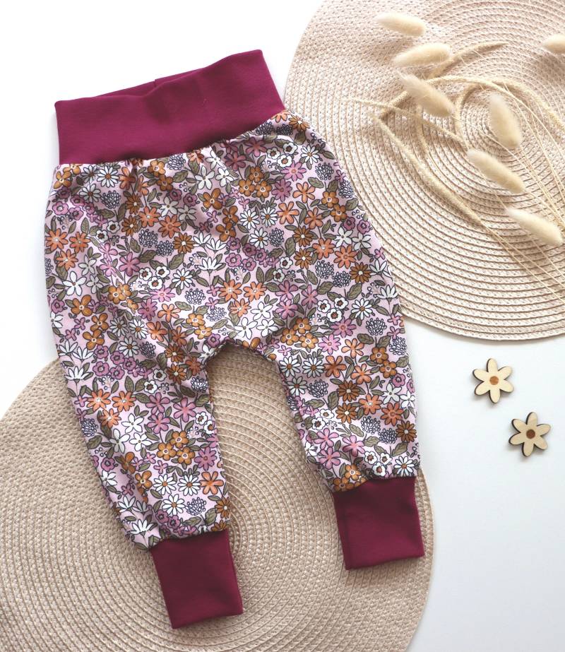 Pumphose Baby Kind Mädchen Vintage Blumen/Purple Gr. 50-92 Pumphose Baby Kind Mädchen Vintage Blumen/Purple Gr. 50-92 von BuddlejaKids