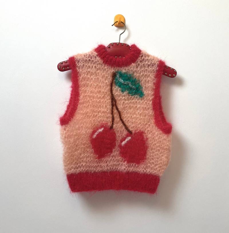 Handgestricktes Mohair Tank Top Mit Kirschmotiv Gr. 38 von BudgieClub