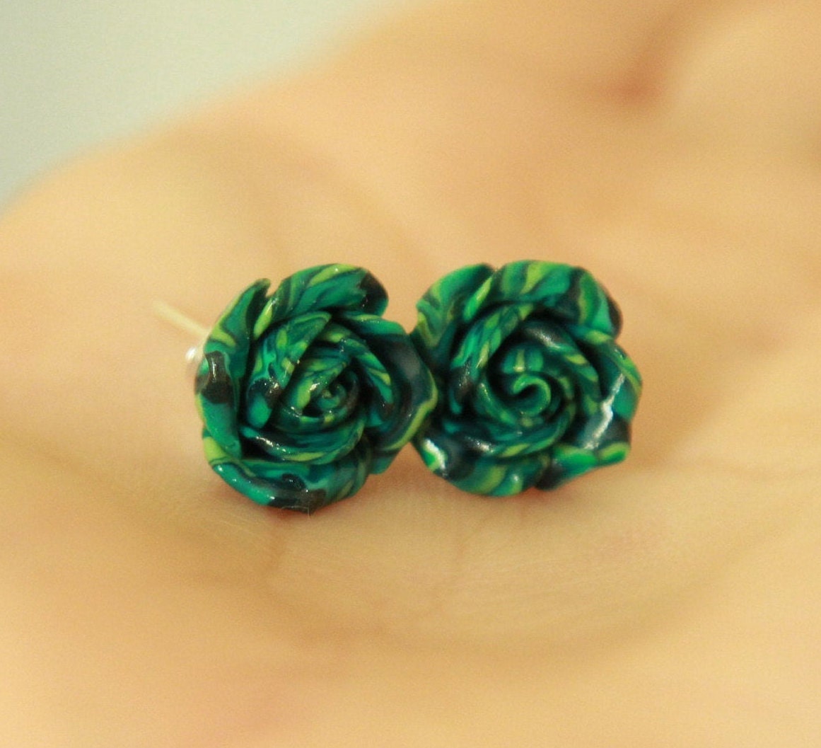 Blumen Ohrstecker Handgemachte Malachit Ohrringe Rosen Schmuck Grün Ohrring Polymer Ton Fimo von BuduartJewelry