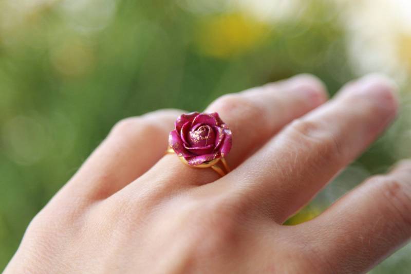 Ring Fuchsia/ Rose Ring/ Cocktailring Frauen/ Crimson Blume Ringe/ Floraler Schmuck/ Clay Einstellbar/ Himbeere von BuduartJewelry
